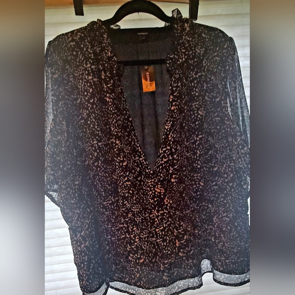 NWT Express low cut faux wrap top, very dark navy with white print size XL.